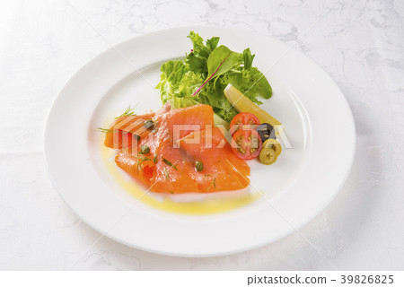 三文魚的生牛肉片 39826825