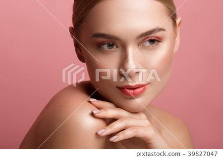 Beautiful woman with naked shoulders Beautiful woman with naked shoulders 39827047