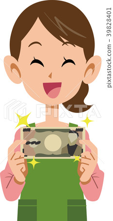 女主婦高興拿著一張鈔票 39828401