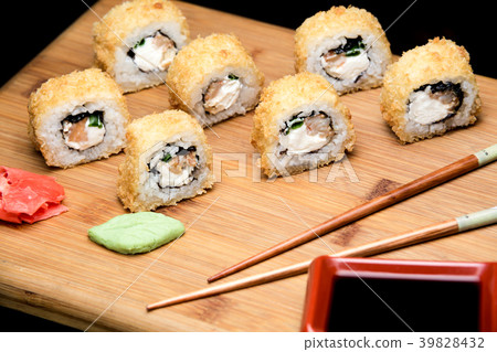 Hot tempura roll with prawn Hot tempura roll with prawn 39828432