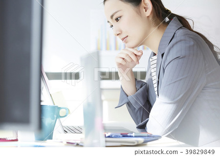 女商人書桌工作 女商人書桌工作 39829849