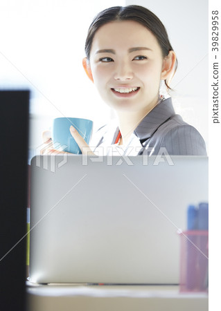 女商人書桌工作 女商人書桌工作 39829958
