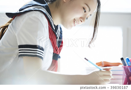 學校女孩高中學習 39830187