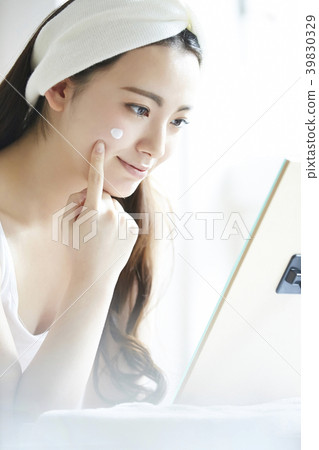 Women's beauty skin care 39830329