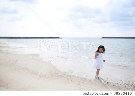 Sea (Beach Child Girl Child Summer Vacation Resort Vacation Family Vacation Smile Smile South Country Copy Space) Sea (Beach Child Girl Child Summer Vacation Resort Vacation Family Vacation Smile Smile South Country Copy Space) 39830410