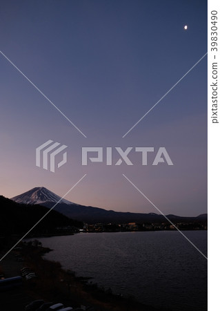富士山和川口湖(黎明前,廣角,垂直) 富士山和川口湖(黎明前,廣角,垂直) 39830490