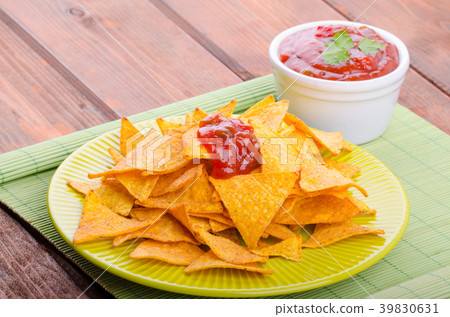 Tortilla chips with spicy tomato salsa 39830631