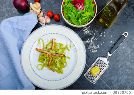 Italian spinach pasta with organic garlic Italian spinach pasta with organic garlic 39830760