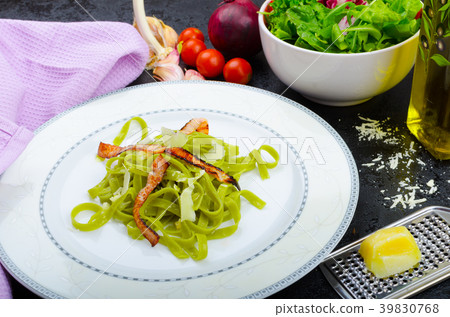 Italian spinach pasta with organic garlic Italian spinach pasta with organic garlic 39830768