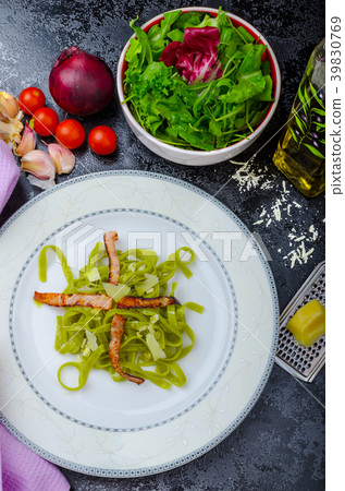 Italian spinach pasta with organic garlic Italian spinach pasta with organic garlic 39830769