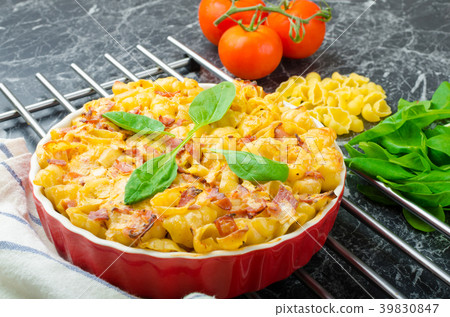 Baked homemade pasta with leeks, bacon and cream 39830847