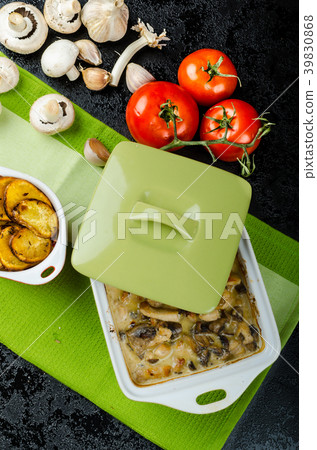 Baked chicken with mushrooms and cream 39830868