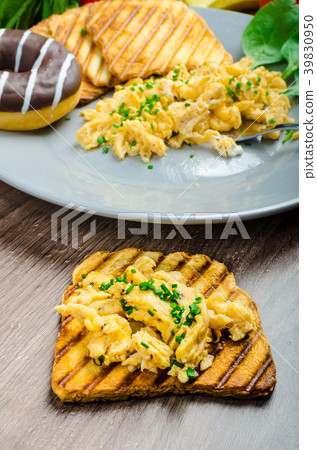 Healthy breakfast scrambled eggs with chive, panini toast 39830950