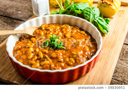 Spicy cowboy beans with hassleback potatoe with herbs 39830951