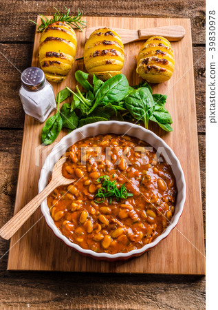 Spicy cowboy beans with hassleback potatoe with herbs Spicy cowboy beans with hassleback potatoe with herbs 39830978
