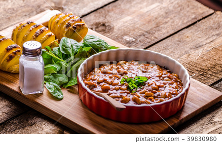 Spicy cowboy beans with hassleback potatoe with herbs 39830980
