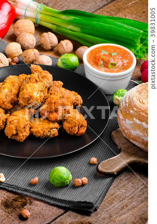 Spicy breaded chicken wings with homemade bread 39831005