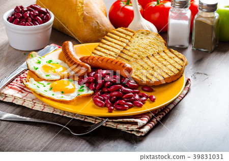 English breakfast - garlic toast, fried egg, beans and English breakfast, toast, egg, beans, sausages 39831031