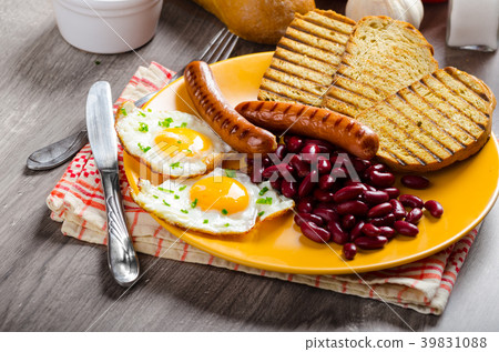 English breakfast - garlic toast, fried egg, beans and English breakfast, toast, egg, beans, sausages English breakfast - garlic toast, fried egg, beans and English breakfast, toast, egg, beans, sausages 39831088