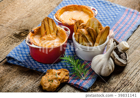 Tomato and cheese dip baked with crispy garlic toast 39831141