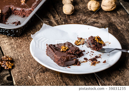 Chocolate cake with roasted nuts Chocolate cake with roasted nuts 39831235