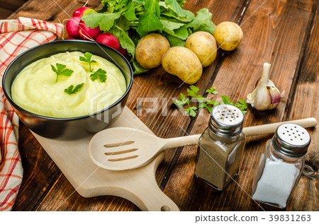 Wiener Schnitzel with mashed potato 39831263