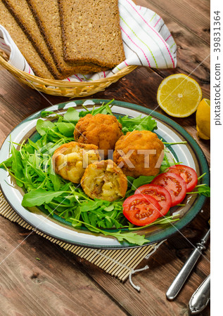 Macaroni and cheese balls 39831364