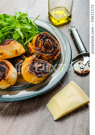 Pizza snails, minipizza with salad and parmagio Pizza snails, minipizza with salad and parmagio 39831572