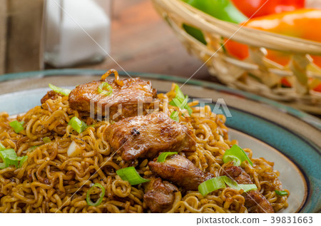 Chinese noodles with chicken and onion Chinese noodles with chicken and onion 39831663