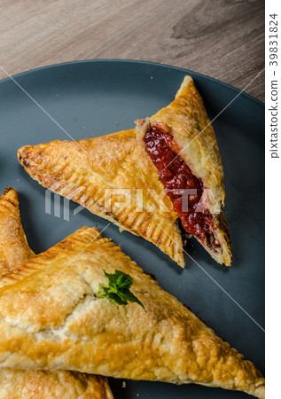 Red currant cheesecake-puzzle 39831824