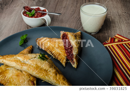 Red currant cheesecake-puzzle Red currant cheesecake-puzzle 39831825