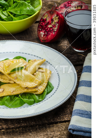 Homemade ravioli stuffed with spinach and ricotta 39831885