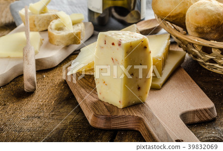 Delicious ripe cheese with crispy baguette and wine 39832069
