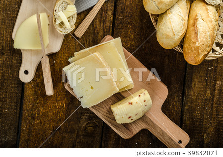 Delicious ripe cheese with crispy baguette and wine 39832071