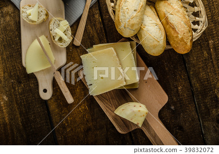 Delicious ripe cheese with crispy baguette and wine 39832072