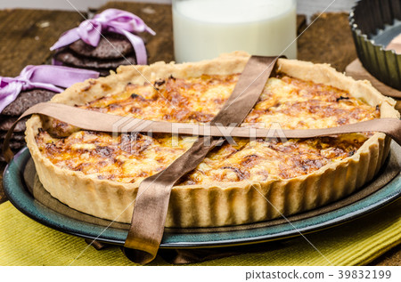 Vegetarian quiche and biscuits dark chocolate 39832199