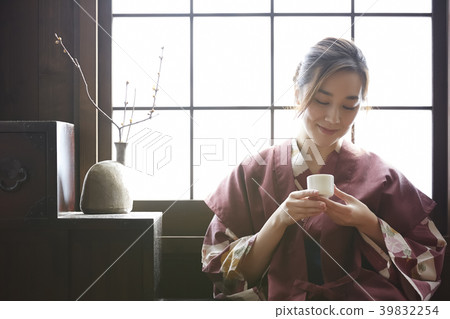 獨自旅行的溫泉旅行女孩 獨自旅行的溫泉旅行女孩 39832254