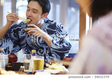 A couple going on a hot spring trip 39832370