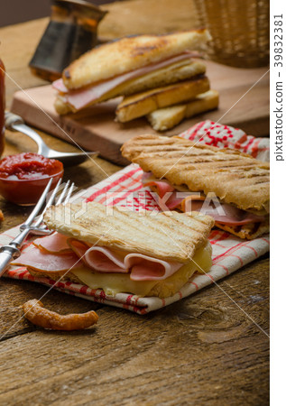 Quick dinner, toast with ham and cheese 39832381