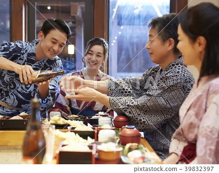 去溫泉旅行的家庭 去溫泉旅行的家庭 39832397