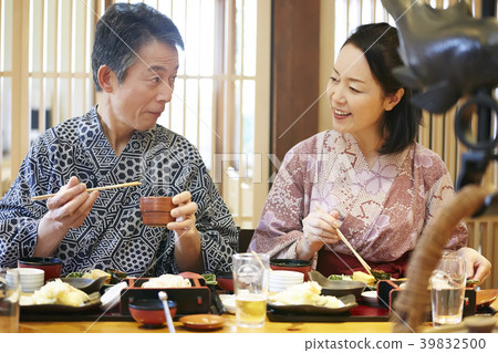 A couple going on a hot spring trip 39832500