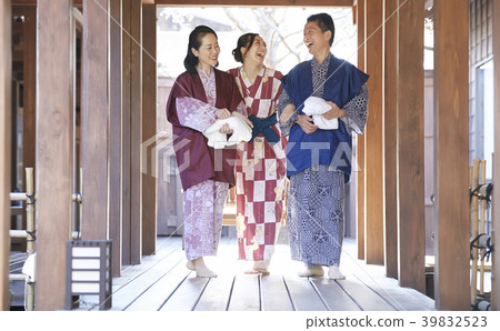 Family going on a hot spring trip 39832523