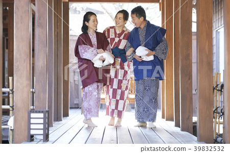 去溫泉旅行的家庭 去溫泉旅行的家庭 39832532