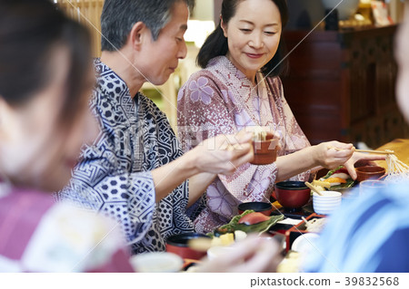 去溫泉旅行的家庭 39832568