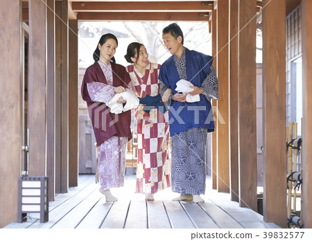 Family going on a hot spring trip 39832577