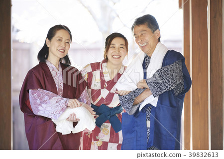 去溫泉旅行的家庭 去溫泉旅行的家庭 39832613