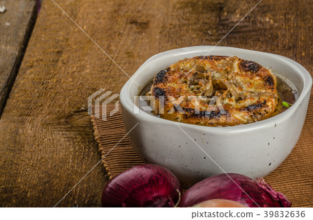 French onion soup with baked toast 39832636