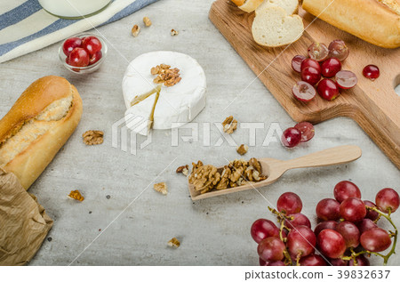 Fresh camembert from organic farms Fresh camembert from organic farms 39832637