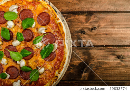 Rustic pizza with salami, mozzarella and spinach 39832774