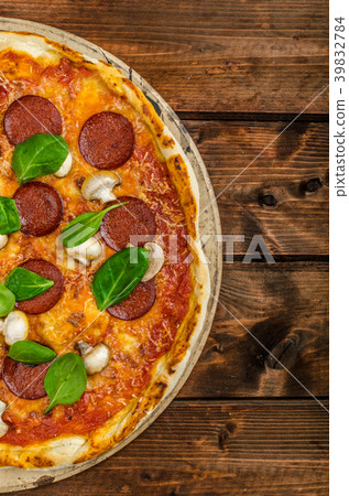 Rustic pizza with salami, mozzarella and spinach 39832784